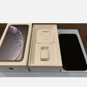 Iphone XR (bonus new skullcandy headset)